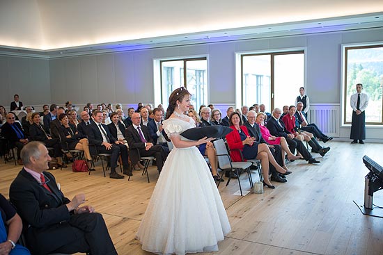 Sissi Darstellerin Kristin Backes aus dem Musical Ludwig II bringt den Schlüssel auf die Bühne (&copy;Fotos. Althoff Hotels)